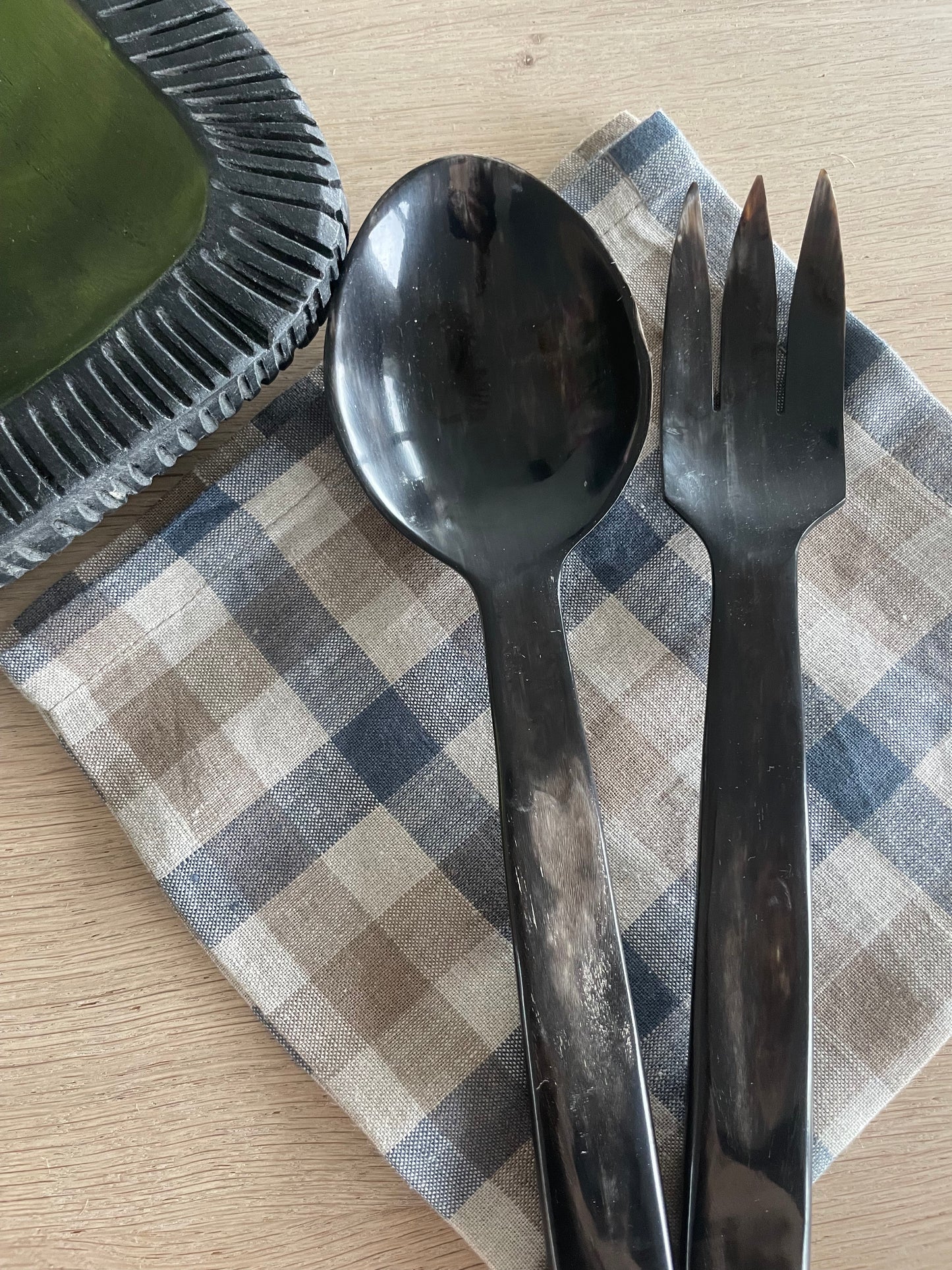 Salad servers