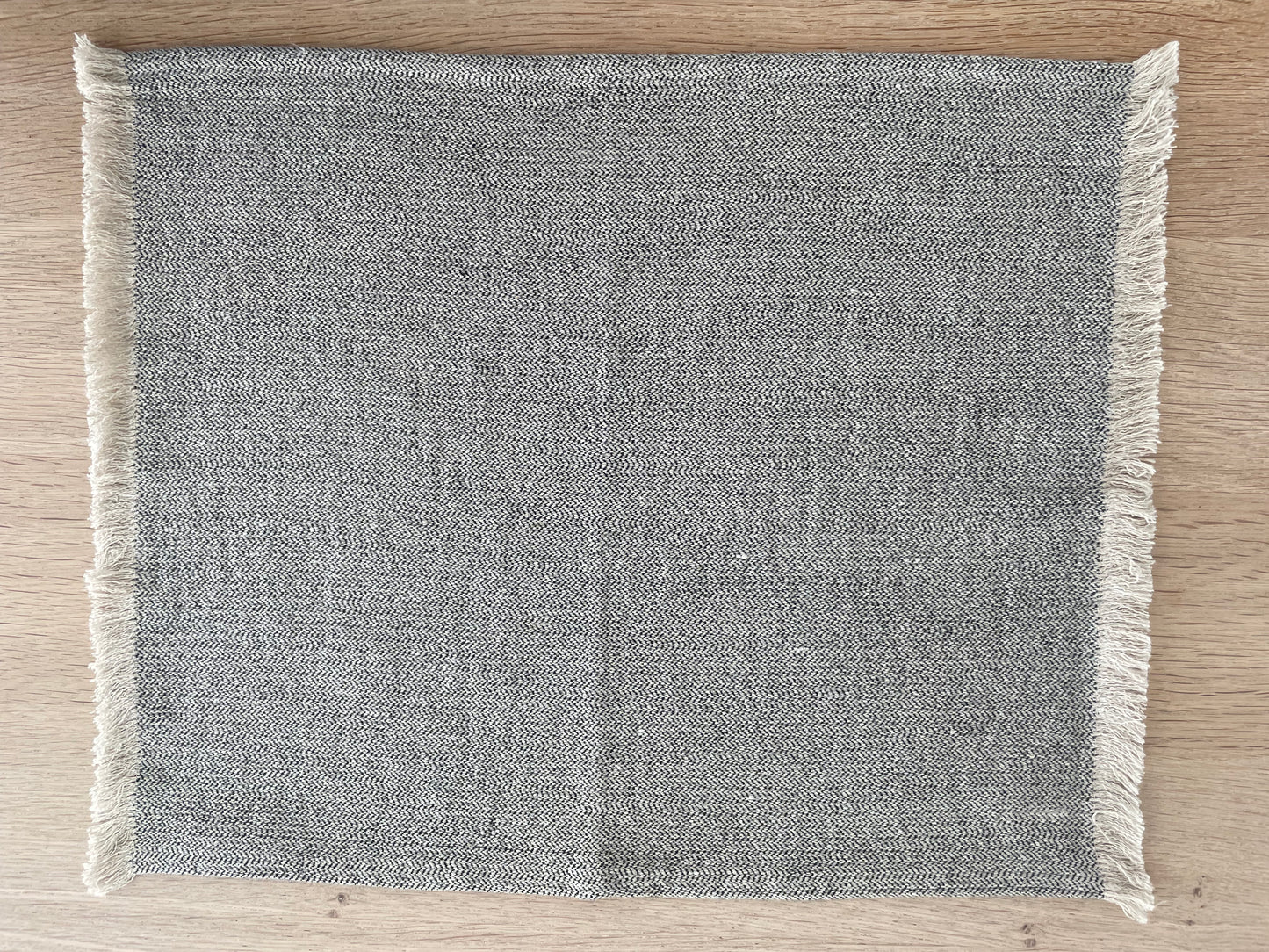 Linen placemat with fringes