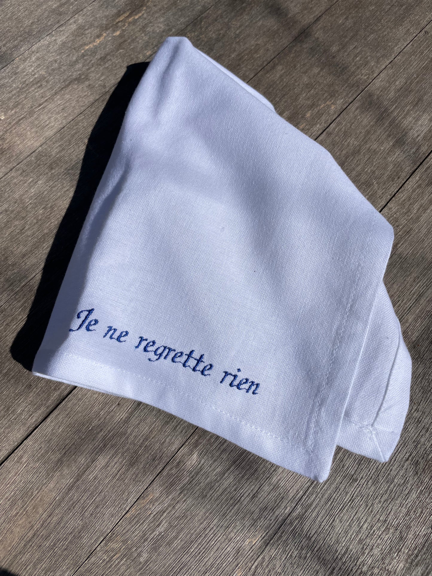 Embroidered cotton napkin ‚je ne regrette rien‘